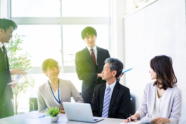 オフィスで働く人