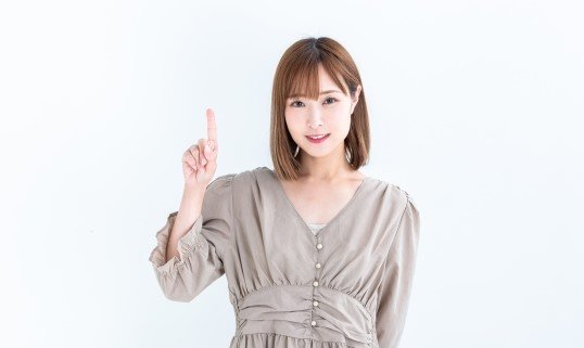 人差し指を立てている女性
